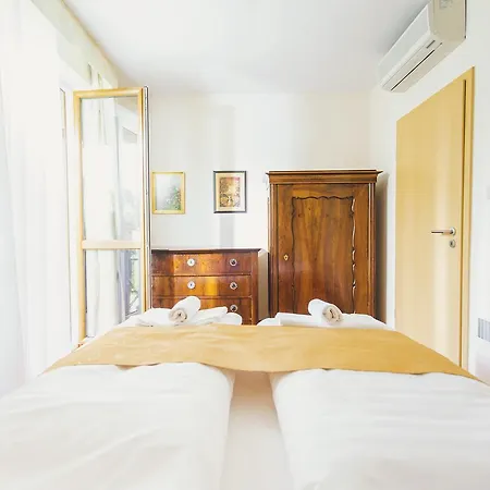 Jerry Apartman In Birdland Apartment