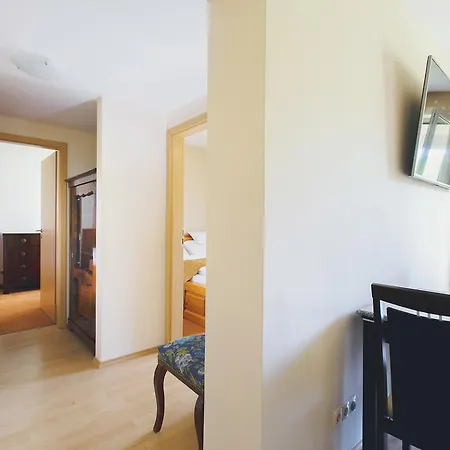 Jerry Apartman In Birdland Apartment