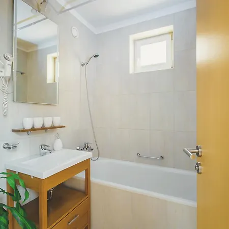 Jerry Apartman In Birdland Apartment Buk