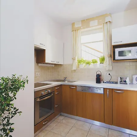 Jerry Apartman In Birdland Apartment Buk